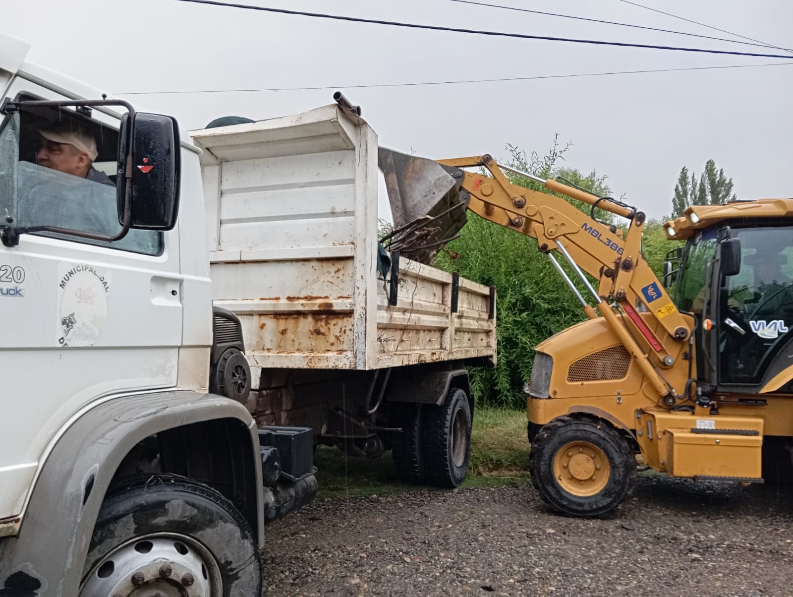 Trabajos de Limpieza y mantenimiento en Aldea Escolar.