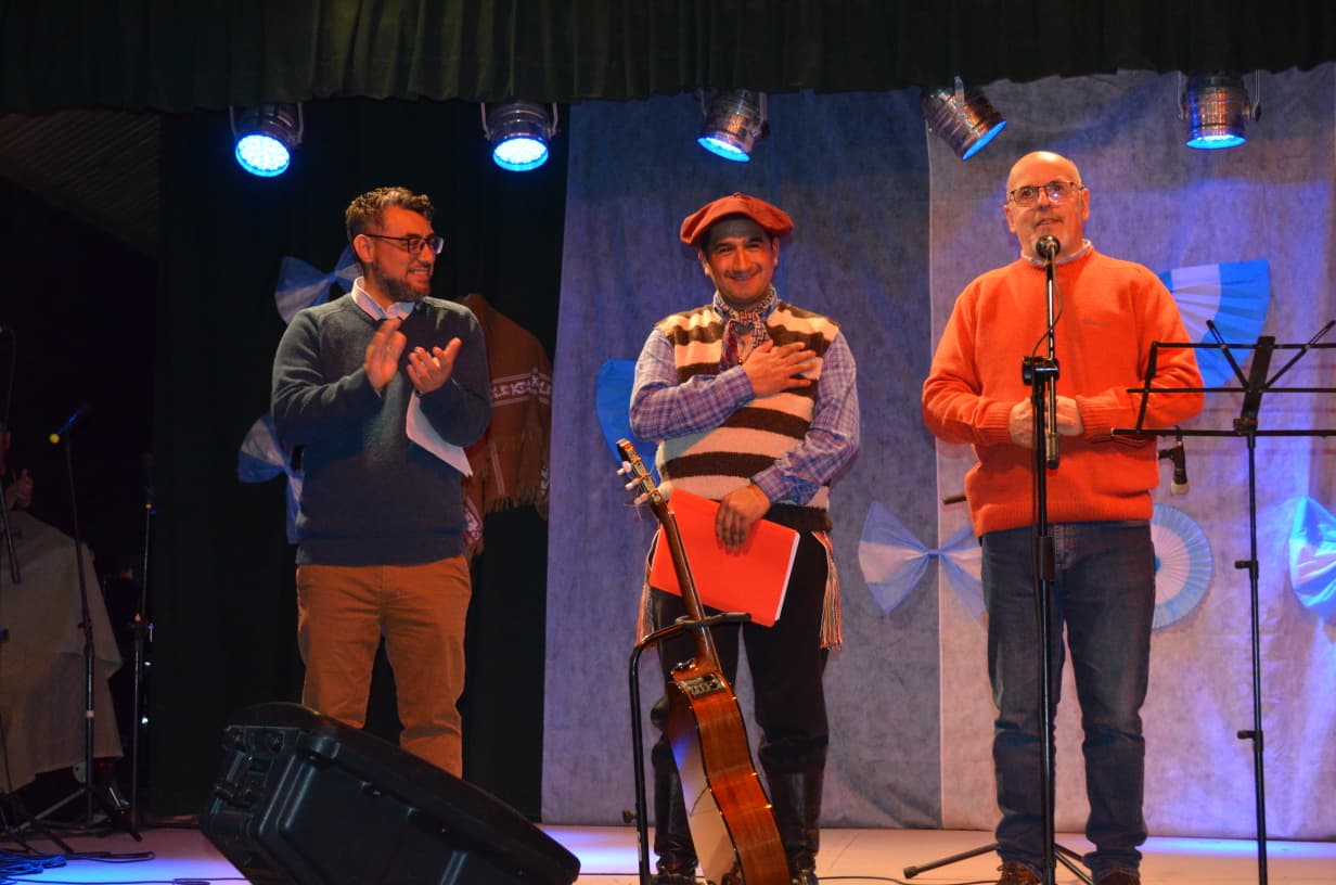Día Internacional del Folklore: Más de 100 artistas celebraron a sala llena en Trevelin.