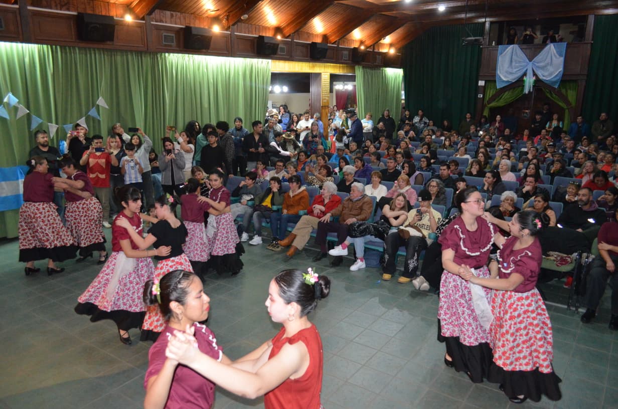 Día Internacional del Folklore: Más de 100 artistas celebraron a sala llena en Trevelin.