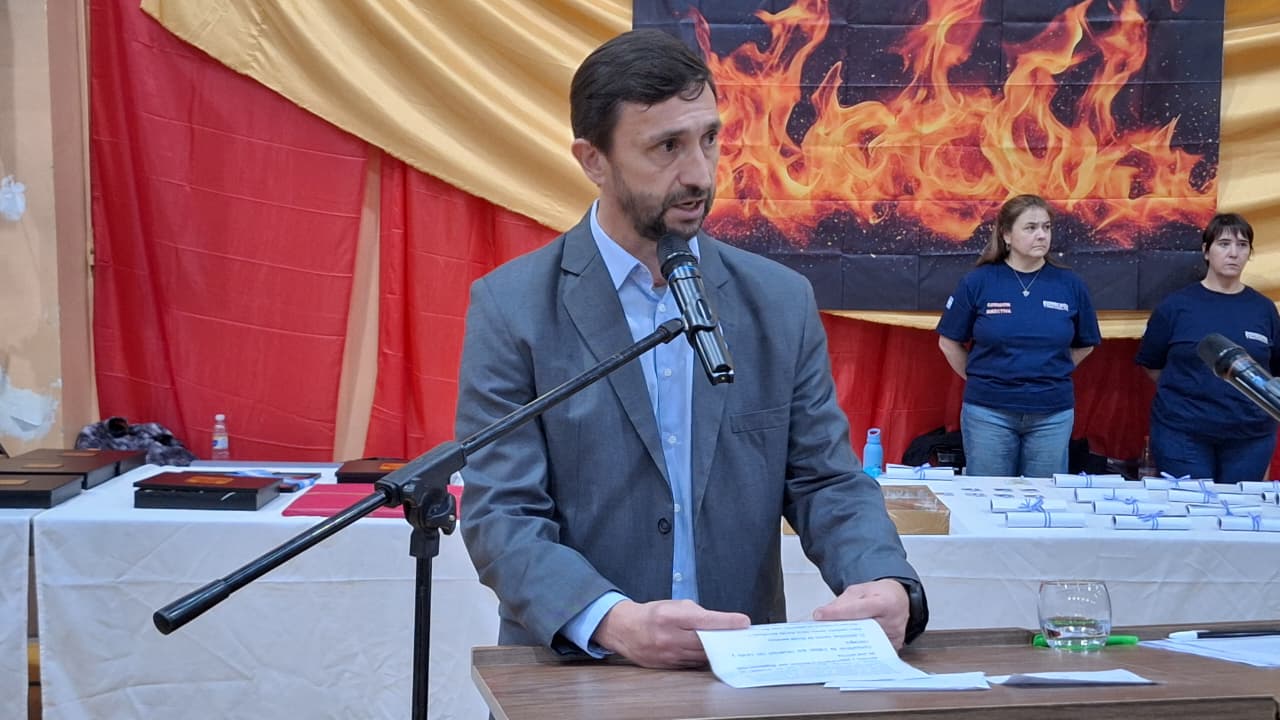 El intendente Héctor Ingram acompañó el acto por el Día Nacional del Bombero Voluntario y el 50° aniversario de la Asociación de Bomberos Voluntarios de Trevelin.