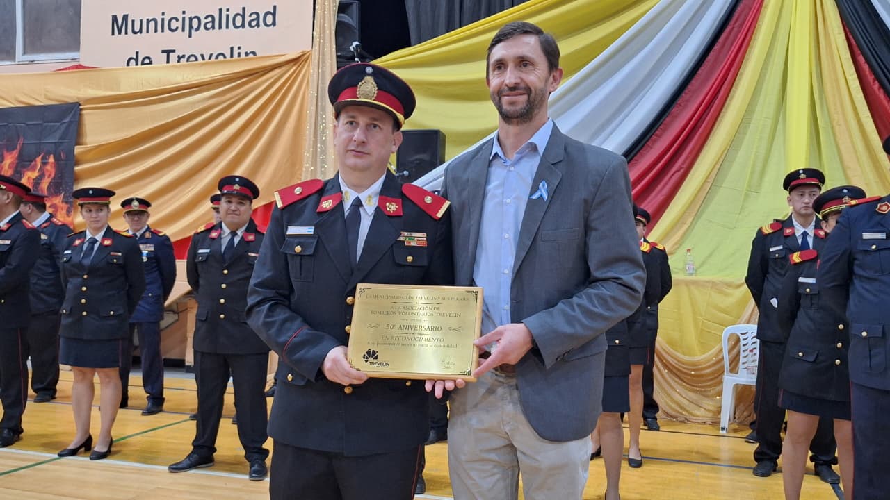 El intendente Héctor Ingram acompañó el acto por el Día Nacional del Bombero Voluntario y el 50° aniversario de la Asociación de Bomberos Voluntarios de Trevelin.