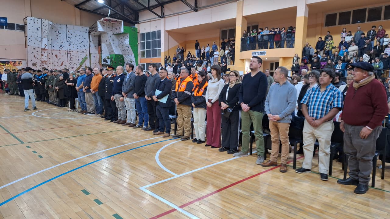 El intendente Héctor Ingram acompañó el acto por el Día Nacional del Bombero Voluntario y el 50° aniversario de la Asociación de Bomberos Voluntarios de Trevelin.