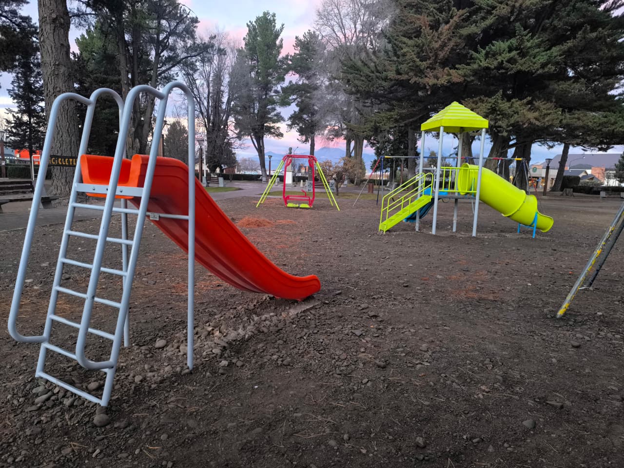 Finalizó la instalación de nuevos juegos y luminarias en plaza Coronel Fontana.