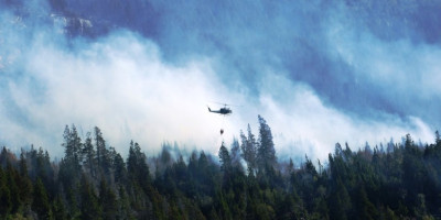 Helicópetro trabajando contra incendio - Foto Archivo. Helicópetro trabajando contra incendio - Foto Archivo.