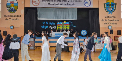 Con un Polideportivo Municipal Evita colmado, Trevelin celebró el acto central por la Revolución de Mayo.