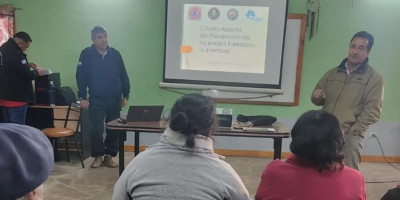 Charla sobre incendios a vecinos de Lago Rosario y Sierra Colorada.