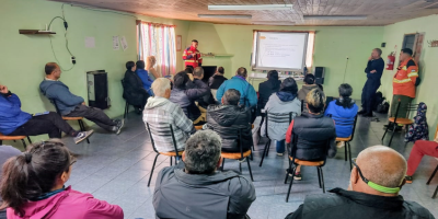 Importante convocatoria en la charla sobre prevención de incendios en Aldea Escolar.