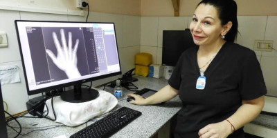 Cooperadora entregó equipo para rayos x al hospital de Trevelin.