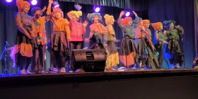 Día Internacional del Turismo. Trevelin celebró con una colorida fiesta de murgas.