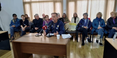 Docentes Autoconvocados expusieron la crítica realidad salarial en la banca del vecino. Docentes Autoconvocados expusieron la crítica realidad salarial en la banca del vecino.