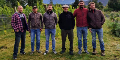 El intendente Ingram visitó un nuevo viñedo en el Valle de Trevelin.