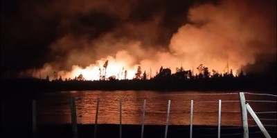 El municipio continúa colaborando con bomberos en el incendio de Los Cipreses.