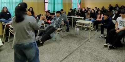 El Municipio de Trevelin y AHF Argentina brindaron una charla de ESI en la Escuela EMETA.