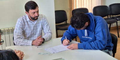 Ingram entregó aportes a alumnos de la Escuela N° 701.