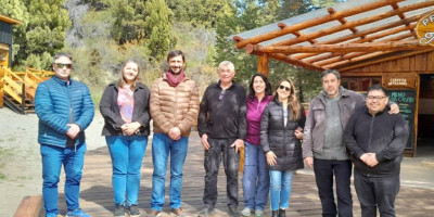 Ingram, Garitano y Figueroa recorrieron las Cascadas de Nant y Fall.