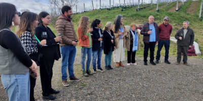 Ingram participó de la inauguración de la muestra Arte y Vino.