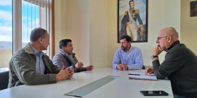 El intendente Ingram recibió a Delegación Consular de Bolivia.