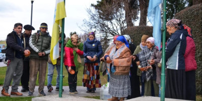 Izamiento de la Bandera del Pueblo Mapuche Tehuelche en Trevelin.