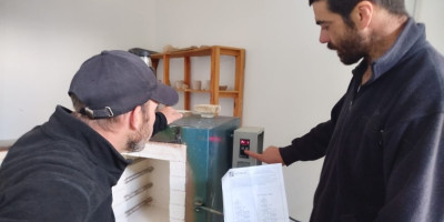 La Municipalidad de Trevelin acompañó la reparación del horno de cerámica de la Escuela N° 531.