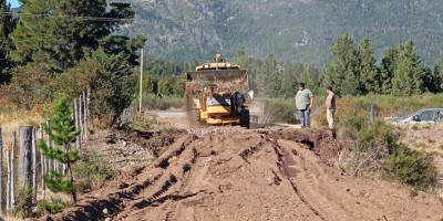 Los Cipreses. Municipio de Trevelin avanza con trabajos para garantizar un acceso seguro a una familia de la zona de la Isla.