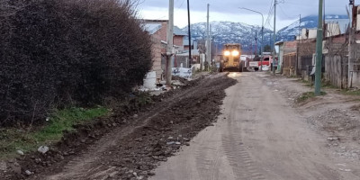 Motoniveladora trabaja en zona sur de Trevelin.