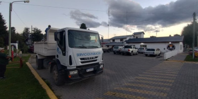 Recursos municipales trabajan junto a Bomberos Voluntarios en el incendio cercano a Los Cipreses.