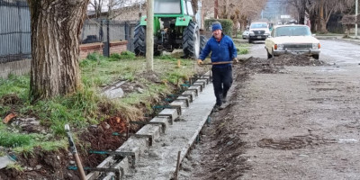 Trevelin. Continúa el trabajo de adoquinado.