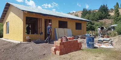 Trevelin enfrenta el recorte de fondos nacionales y sigue construyendo viviendas con recursos propios.