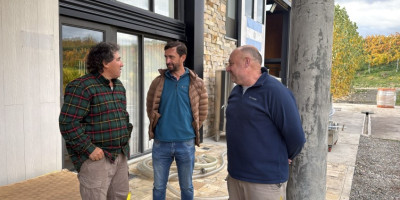 Trevelin impulsa el desarrollo vitivinícola. El intendente Ingram inauguró las visitas a viñedos locales.