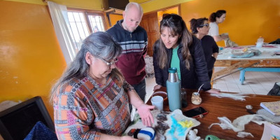 Reunión de trabajo y planificación en el Taller de Fieltro del Barrio Malvinas.