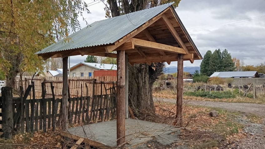 Aldea Escolar. Finalizó la construcción de una garita en calle Agüero.
