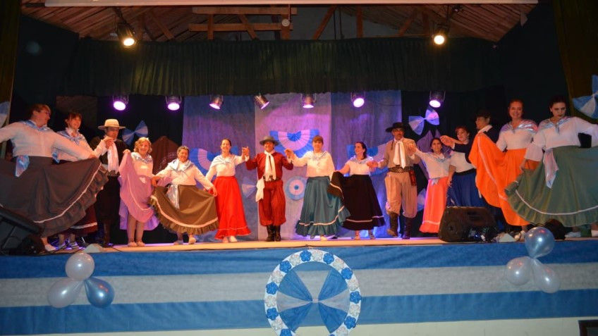 Día Internacional del Folklore: Más de 100 artistas celebraron a sala llena en Trevelin.