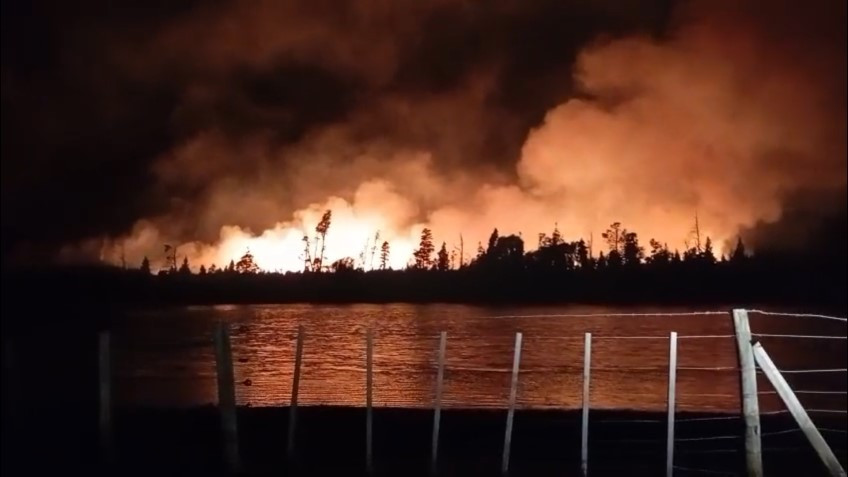 El municipio continúa colaborando con bomberos en el incendio de Los Cipreses.