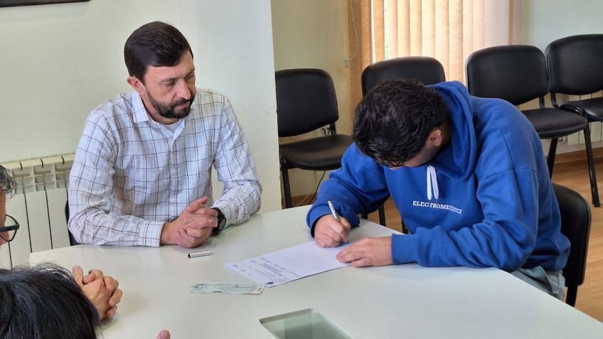 Ingram entregó aportes a alumnos de la Escuela N° 701.