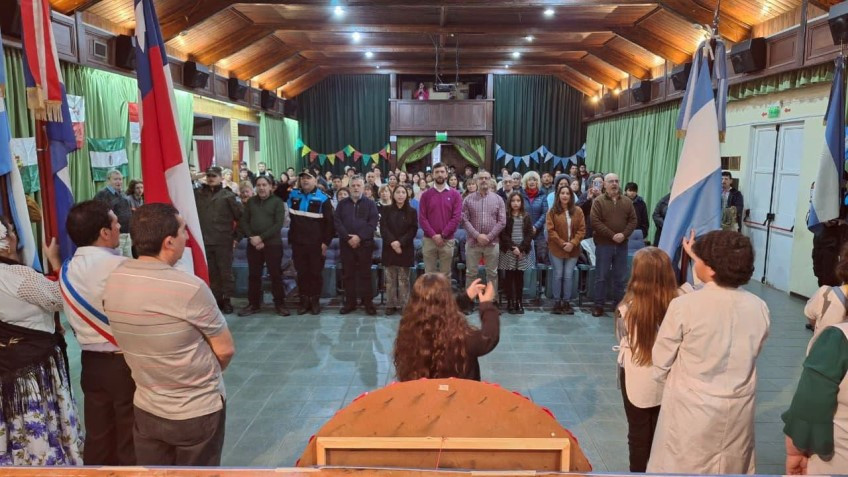 Intendente Héctor Ingram encabezó acto por aniversario de la independencia de Bolivia.