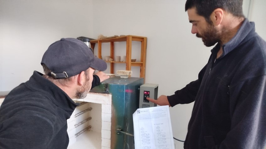 La Municipalidad de Trevelin acompañó la reparación del horno de cerámica de la Escuela N° 531.