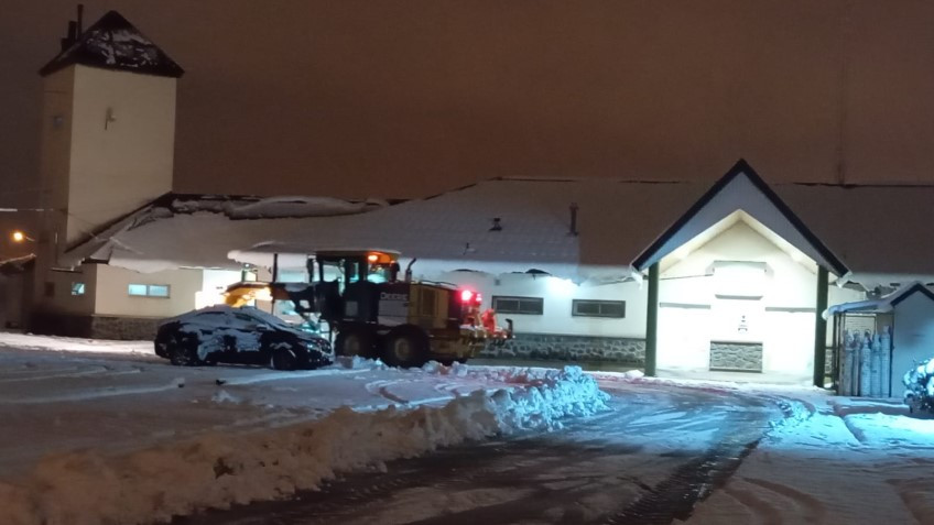 La Municipalidad de Trevelin y sus Parajes despliega un operativo de despeje tras la nevada.