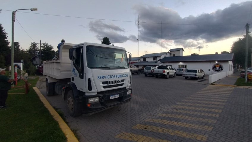 Recursos municipales trabajan junto a Bomberos Voluntarios en el incendio cercano a Los Cipreses.