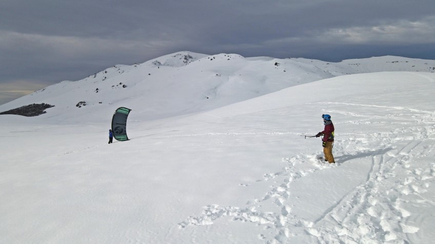 Evalúan impulsar el Snow Kite en Sierra Colorada.
