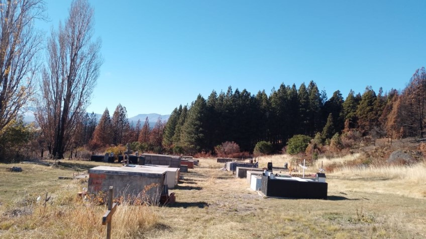 Tras el incendio Municipio, trabaja en la recuperación del cementerio de Los Cipreses.