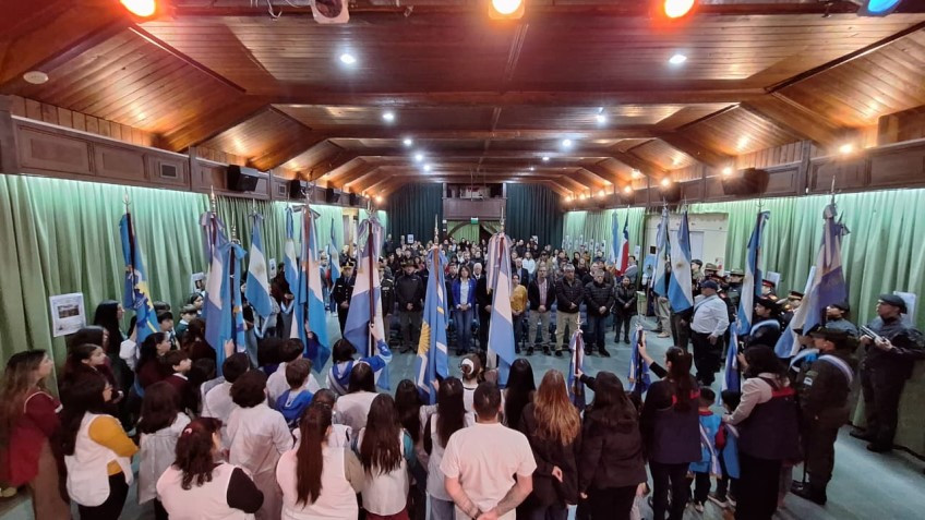 Trevelin conmemoró el 210° aniversario de la Declaración de la Independencia con un emotivo acto comunitario.