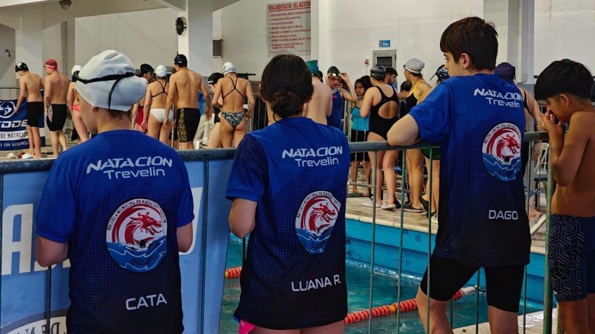 Gran desempeño del equipo de natación de Trevelin en Comodoro Rivadavia.