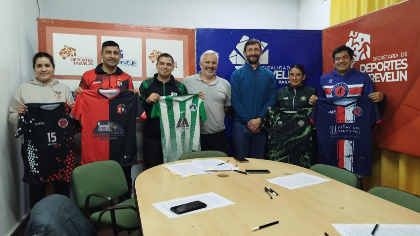 Nueva firma de convenios entre la Secretaría de Deportes y equipos de futsal de Trevelin.