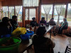Los Cipreses. El intendente Héctor Ingram visitó el taller de alfarería.