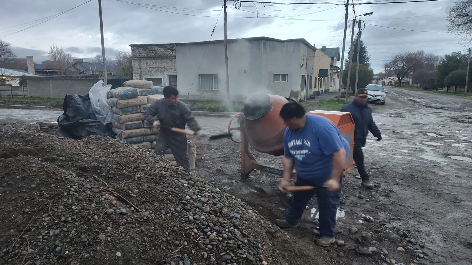 Trevelin. Continúa el trabajo de adoquinado.