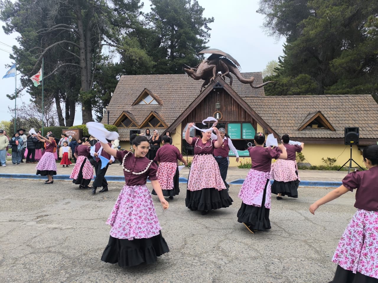 Trevelin celebró el 5° aniversario del Draig Goch con música, danzas y una gran fiesta en la Plaza Coronel Fontana.