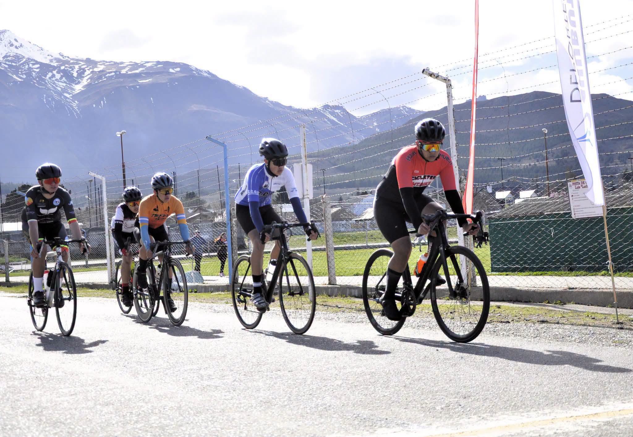 Trevelin en el podio provincial de ciclismo de ruta.