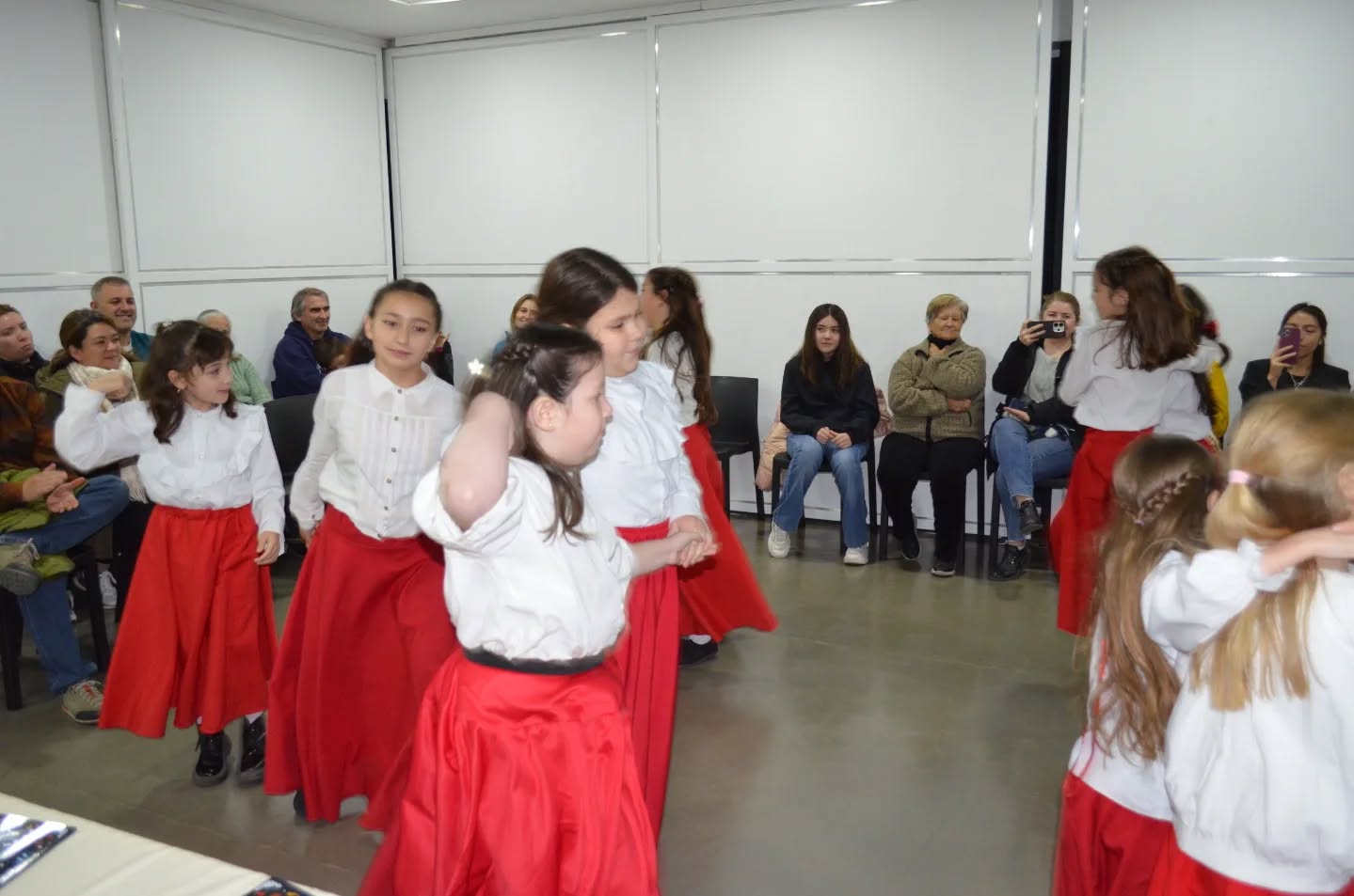 evelin presentó el libro de ‘Dawnswyr y Wladfa. Los bailarines de Patagonia’, obra de Sibyl Hughes.